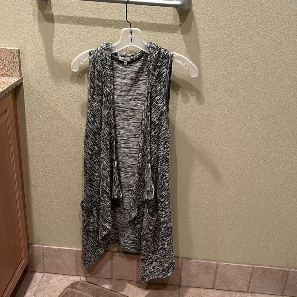 Splendid woman's grey and clack sleeveless cardigan
